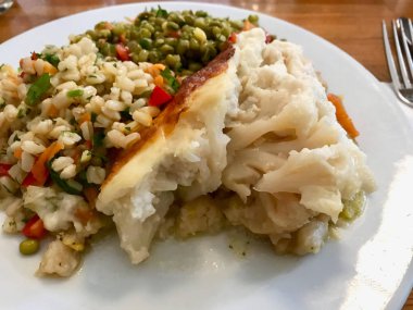 Karnabahar graten ile sağlıklı sebze tabağı Restaurant, hizmet. Organik gıda.