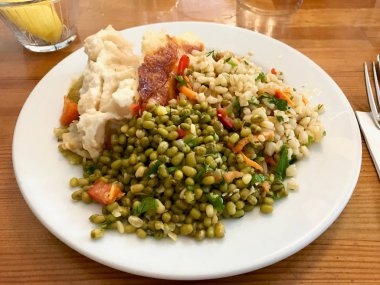 Zeytinyağı Mung fasulye salatası ile sağlıklı sebze tabağı Restaurant, hizmet. Organik gıda.