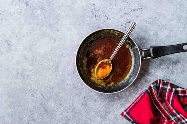 Προετοιμασία Κόκκινη Σάλτσα Τηγάνισμα Λιωμένο Βούτυρο Και Μπαχαρικά Τηγάνι Μαγειρική — Φωτογραφία Αρχείου