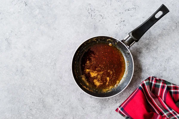 Προετοιμασία Κόκκινη Σάλτσα Τηγάνισμα Λιωμένο Βούτυρο Και Μπαχαρικά Τηγάνι Μαγειρική — Φωτογραφία Αρχείου