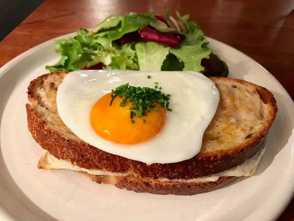 Croque Madame Kanapka Jajkiem Sadzonym Wykonane Chleba Zakwas Francuskie Śniadanie — Zdjęcie stockowe