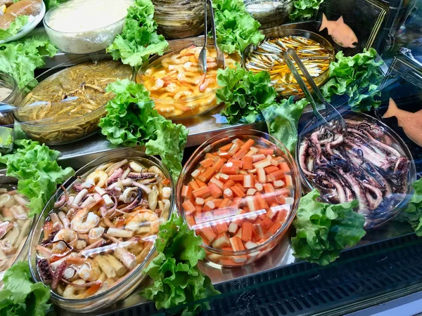 新鮮な魚介類のすり身 各種魚トルコ バザールのショーケースに表示されます 有機食品 — ストック写真