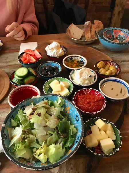 Türkisches Frühstück Mit Käse Verschiedenen Marmeladen Spiegeleiern Und Salat Auf — Stockfoto