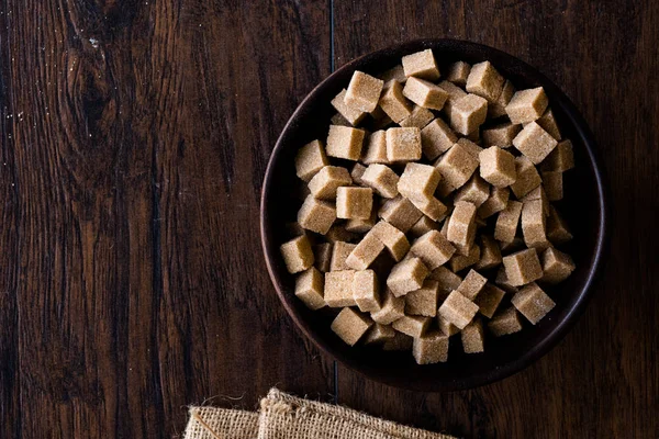 Rauwe Biologische Bruine Suiker Kubussen Houten Kom Klaar Eten Levensmiddel — Stockfoto