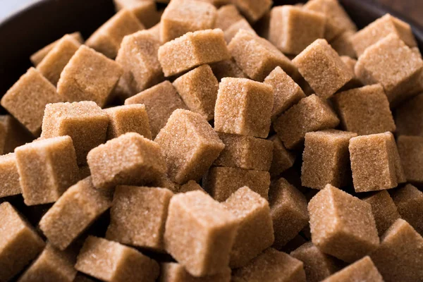 Ham organik kahverengi şeker küpleri makro yakın görünümü kadar. Yemeye hazır. Gıda ürünleri.