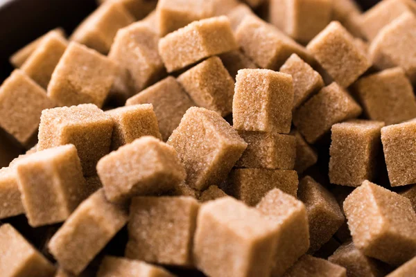 Ham organik kahverengi şeker küpleri makro yakın görünümü kadar. Yemeye hazır. Gıda ürünleri.