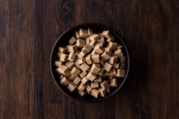 Cubos Azúcar Moreno Orgánico Crudo Cuenco Madera Listo Para Comer — Foto de Stock