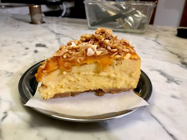 Kabak Cheesecake dilim kızarmış fındık ve badem ile hizmet Gümüş plaka ile kahve dükkanında / Cafe Shop. Organik tatlı.