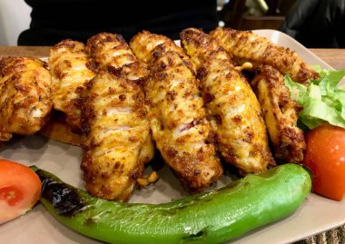 Türk tarzı baharatlı tavuk kanatları Kebap / Kebap restoranda servis. Geleneksel tarifi
