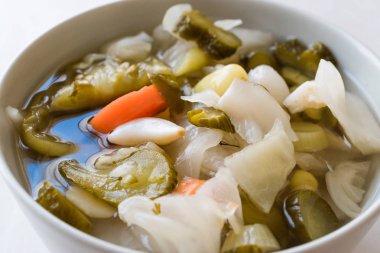 Türk karışımı sıcak yeşil biber, lahana, lahana turşusu, havuç ve kase içinde salatalık turşu. Geleneksel organik gıda.