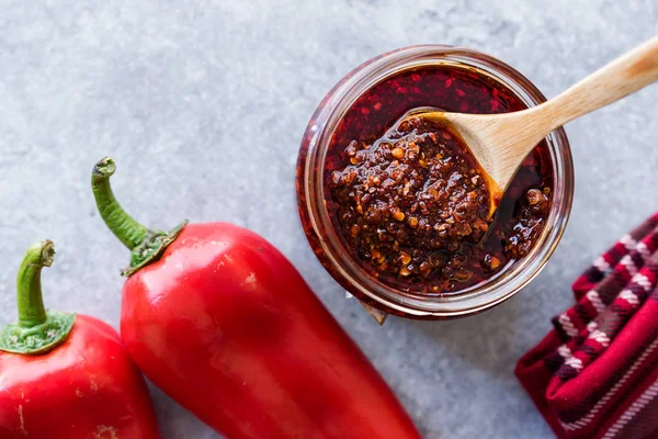 Sıcak Meksika baharatlı biber kırmızı sos Salsa Macha kavanoza kırmızı biber tozu ile. Geleneksel organik gıda.