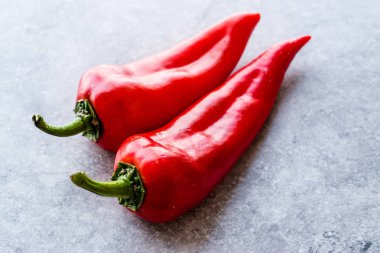 Ham Organik taze kırmızı biber mavi mermer yüzeyi. Organik gıda.