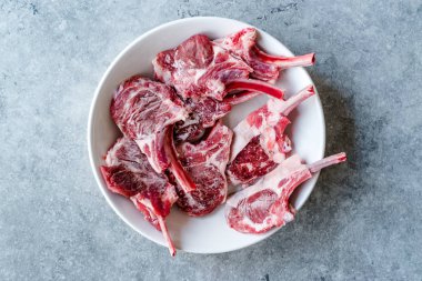 Ham donmuş kanlı et plaka organik Protein yiyecek içinde pirzola.