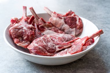 Ham donmuş kanlı et plaka organik Protein yiyecek içinde pirzola.