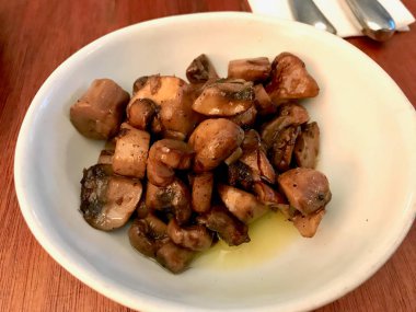 Taze pişmiş kestane mantarı kapta yemek için hazır. Organik gıda.