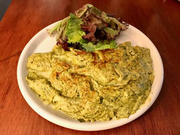 Tortilla Verde Con Salsa Pesto Ensalada Servida Restaurante Comida Ecológica —  Fotos de Stock