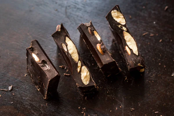 Piezas Chocolate Almendras Amargas Superficie Madera Oscura Snacks Ecológicos — Foto de Stock
