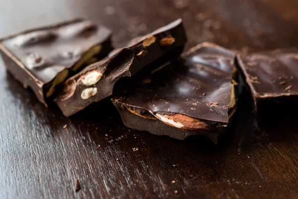 Piezas Chocolate Almendras Amargas Superficie Madera Oscura Snacks Ecológicos — Foto de Stock