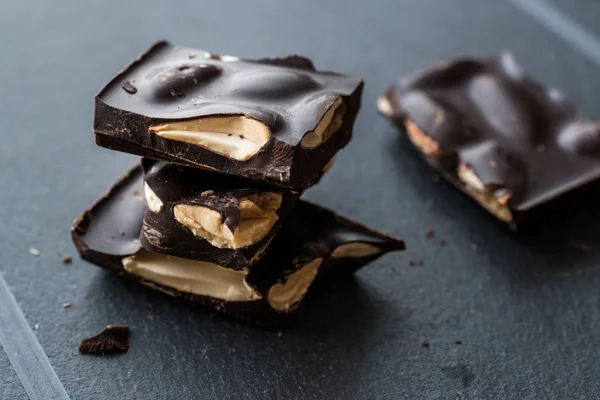 Piezas Chocolate Almendras Amargas Superficie Mármol Oscuro Snacks Ecológicos — Foto de Stock