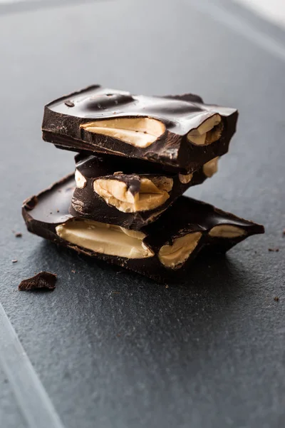 Piezas Chocolate Almendras Amargas Superficie Mármol Oscuro Snacks Ecológicos — Foto de Stock