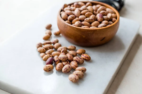 Raw Dry Pinto Beans Marble Board Dengan Wooden Bowl Kidney — Stok Foto