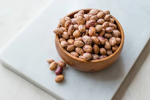 Raw Dry Pinto Beans Marble Board Dengan Wooden Bowl Kidney — Stok Foto