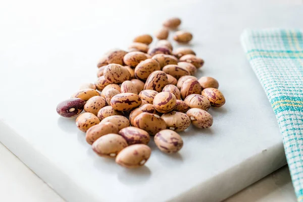 Raw Dry Pinto Beans Marble Board Kidney Beans Makanan Organik — Stok Foto