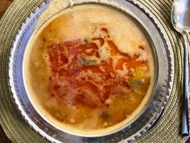 Türk çorba Beyran ile kuzu eti, pirinç, kıyılmış sarımsak ve sirke soslu salata ile servis. Geleneksel organik gıda.