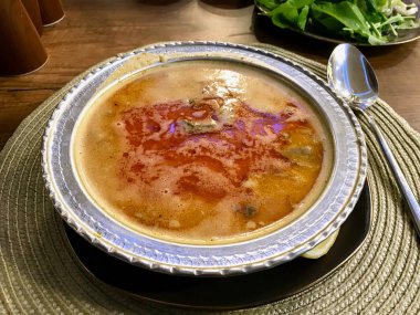 Türk çorba Beyran ile kuzu eti, pirinç, kıyılmış sarımsak ve sirke soslu salata ile servis. Geleneksel organik gıda.