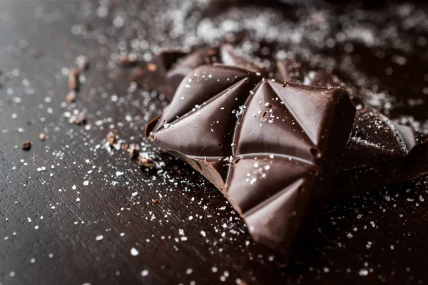 Piezas Chocolate Amargo Con Sal Marina Superficie Madera Oscura Snacks — Foto de Stock