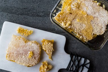 Taze petek bal mermer gemide dilimlerle. Organik gıda.