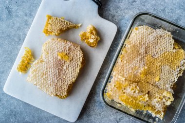 Taze petek bal mermer gemide dilimlerle. Organik gıda.