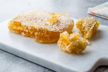 Taze petek bal mermer gemide dilimlerle. Organik gıda.