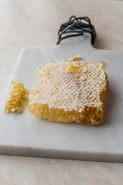 Taze petek bal mermer gemide dilimlerle. Organik gıda.