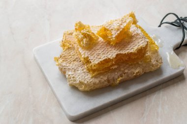 Taze petek bal mermer gemide dilimlerle. Organik gıda.