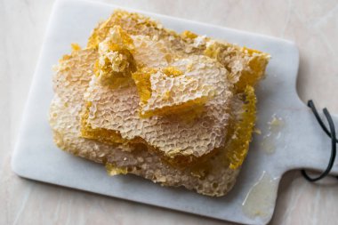 Taze petek bal mermer gemide dilimlerle. Organik gıda.