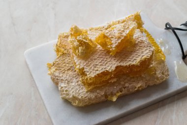 Taze petek bal mermer gemide dilimlerle. Organik gıda.