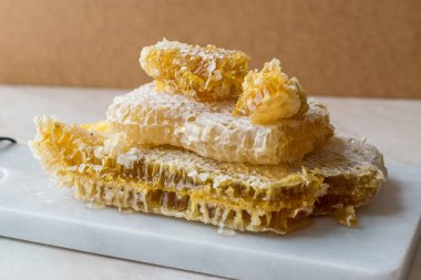 Taze petek bal mermer gemide dilimlerle. Organik gıda.