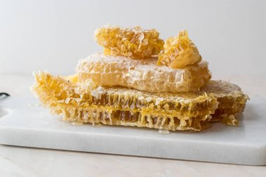 Taze petek bal mermer gemide dilimlerle. Organik gıda.