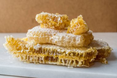 Taze petek bal mermer gemide dilimlerle. Organik gıda.