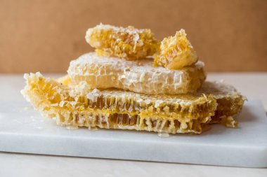 Taze petek bal mermer gemide dilimlerle. Organik gıda.