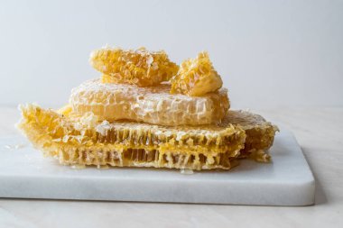 Taze petek bal mermer gemide dilimlerle. Organik gıda.