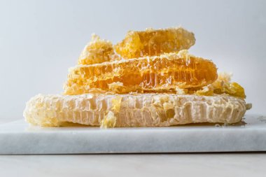 Taze petek bal mermer gemide dilimlerle. Organik gıda.