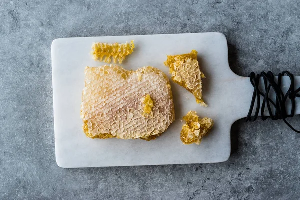 Čerstvé Honeycomb Plátky Medem Mramorové Desce Organické Potraviny — Stock fotografie