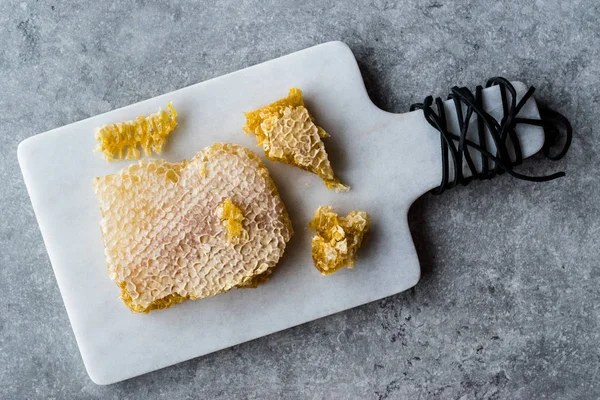 Čerstvé Honeycomb Plátky Medem Mramorové Desce Organické Potraviny — Stock fotografie