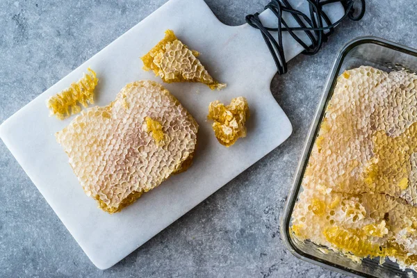 Fatias Frescas Favo Mel Com Mel Placa Mármore Alimentos Orgânicos — Fotografia de Stock