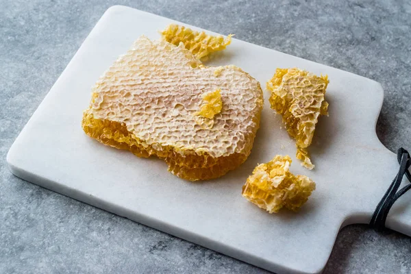 Čerstvé Honeycomb Plátky Medem Mramorové Desce Organické Potraviny — Stock fotografie