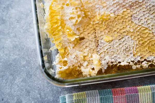 Čerstvé Honeycomb Kousky Medem Skleněné Míse Organické Potraviny — Stock fotografie