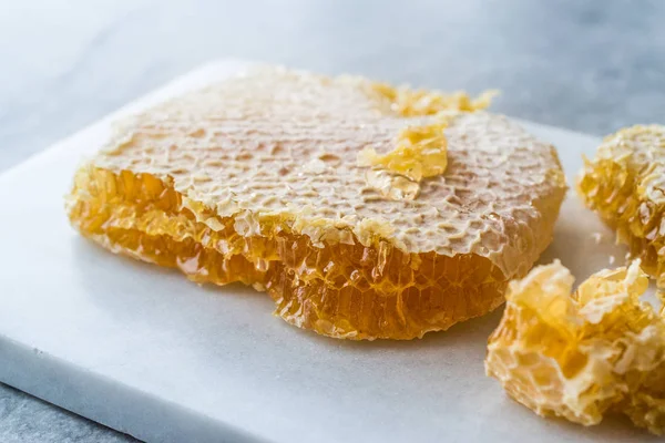 Čerstvé Honeycomb Plátky Medem Mramorové Desce Organické Potraviny — Stock fotografie