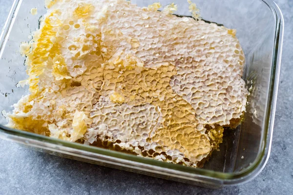 Čerstvé Honeycomb Kousky Medem Skleněné Míse Organické Potraviny — Stock fotografie